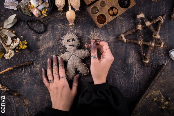 Foto de trabajo de brujería con muñeco vudú.