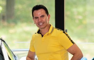 A Jhonny Rivera lo confundieron con otro cantante. ¿Se parecen?