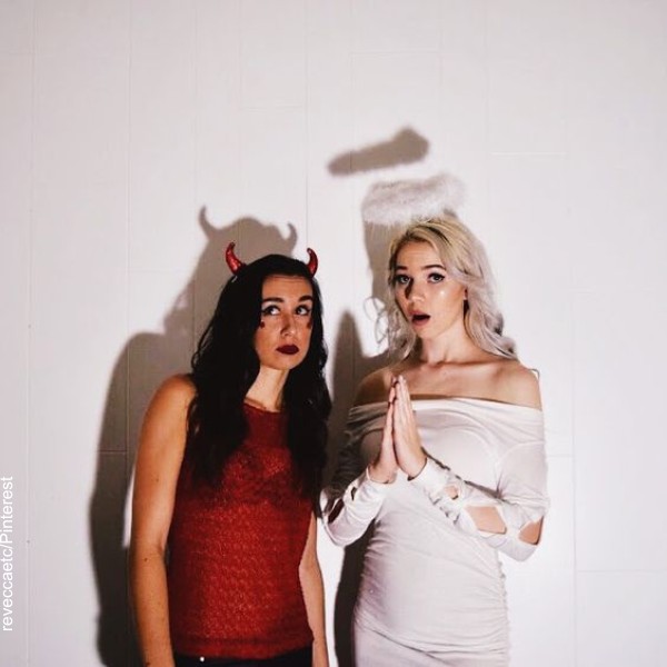 Foto de 2 amigas disfrazadas de ángel y diablo.