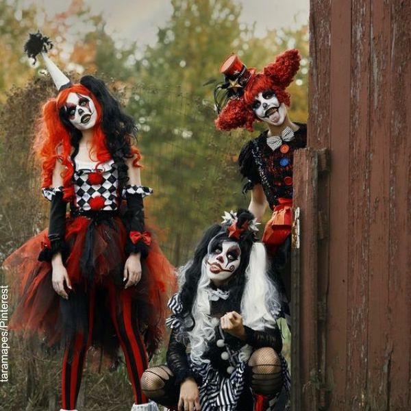Foto de tres amigas disfrazadas de payasas espeluznantes.