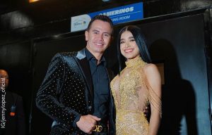 Jhonny Rivera quedó botando la baba con el bikinazo de su novia