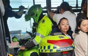 Policía cogió Transmilenio de "grúa" para su moto. ¡Qué tal eso!
