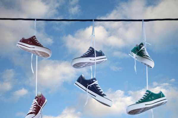 qué significan los tenis colgados en los cables de electricidad en las calles