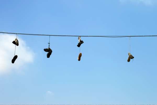 qué significan los tenis colgados en los cables de electricidad en las calles