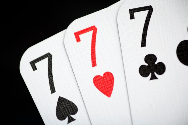 Foto de cartas de poker con el número 7