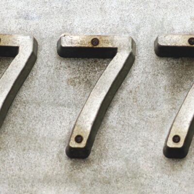 777: Significado espiritual y mensajes ocultos