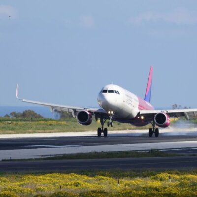 Por qué los aviones apagan las luces al aterrizar