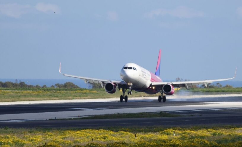 Por qué los aviones apagan las luces al aterrizar