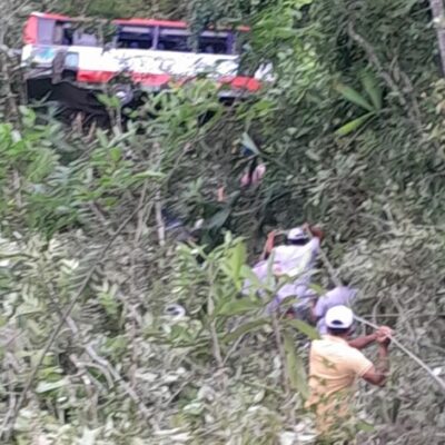 Accidente cerca a Bogotá dejó un bus destrozado