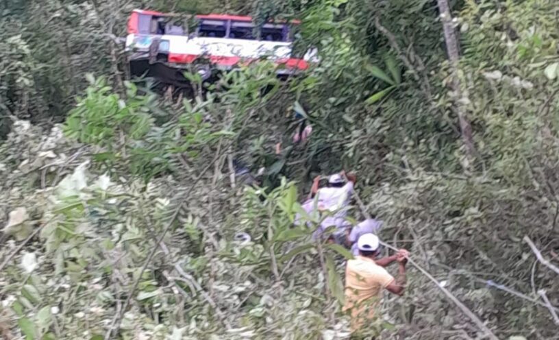 Accidente cerca a Bogotá dejó un bus destrozado