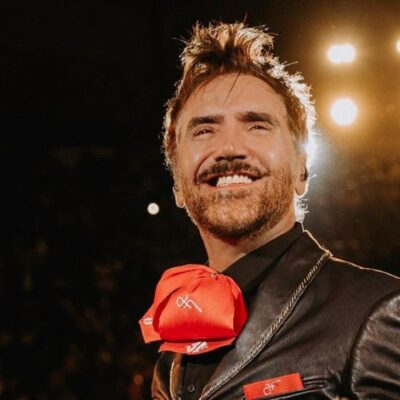 Alejandro Fernández con el pantalón ajustado