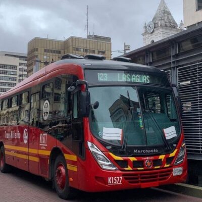 árbol partió un Transmilenio