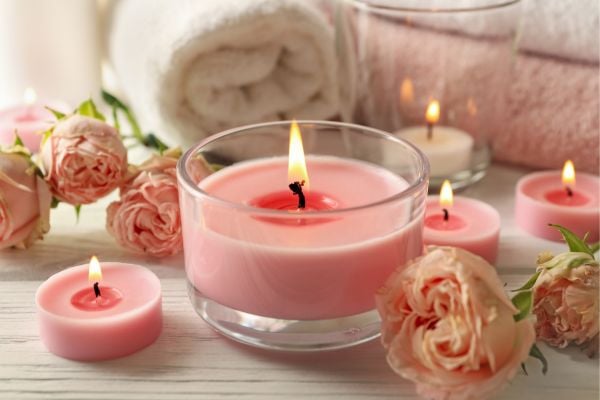 Foto de velas y rosas de color rosado.