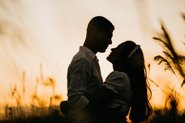 Pareja abrazada en un campo