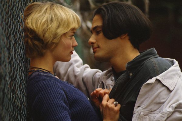 Pareja mirándose a los ojos