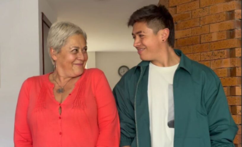Broma de Jim Velásquez a Alina Lozano con un pescado
