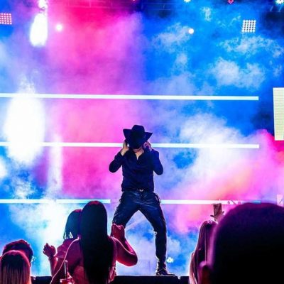 cantante de música popular en el Top 50 de Spotify