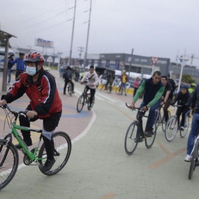 Ciclistas en vía de transmilenio