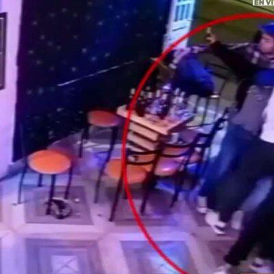 Una mujer agrede físicamente a una joven que administraba un bar