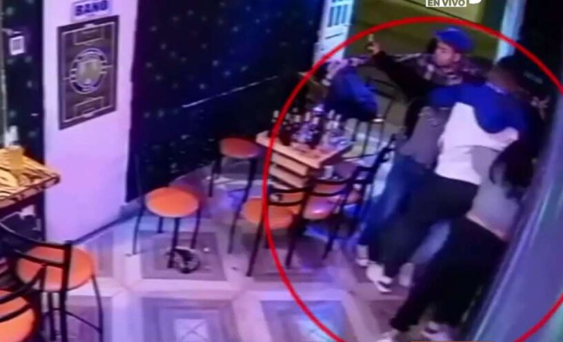 Una mujer agrede físicamente a una joven que administraba un bar
