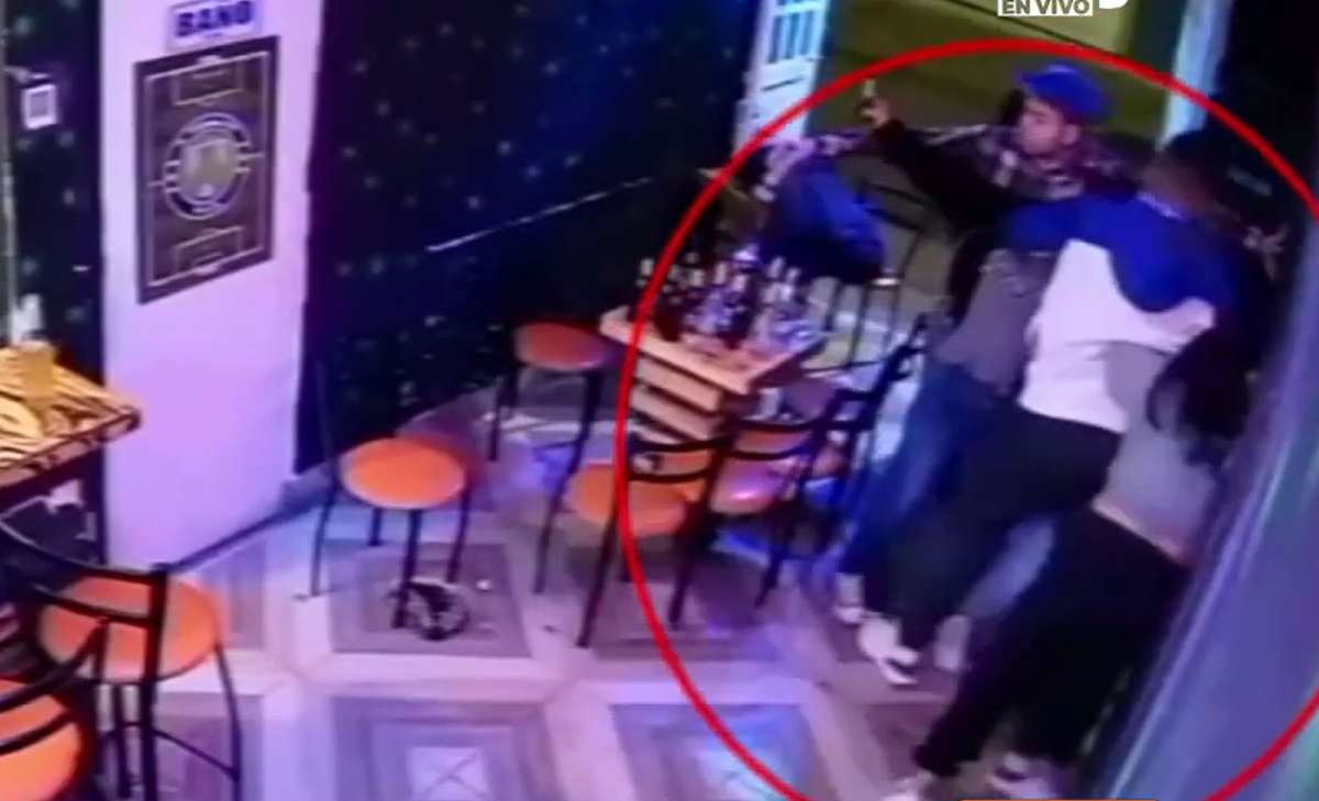 Una mujer agrede físicamente a una joven que administraba un bar
