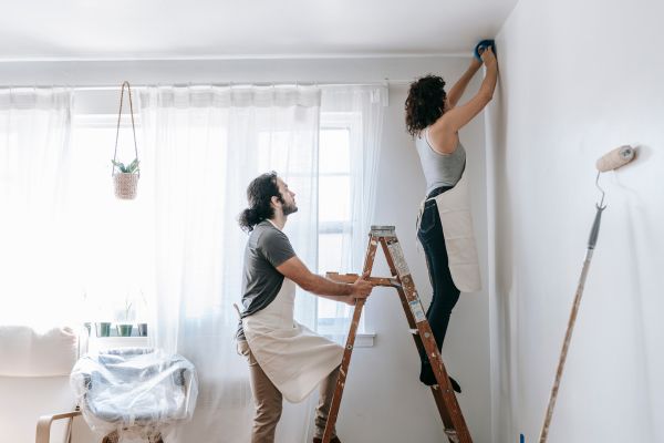 Personas pintando una habitación