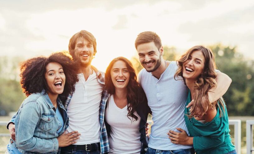 Cómo hacer una oración para conservar una amistad