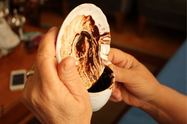 Foto de restos de café en una taza.