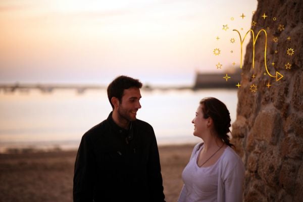 Foto de pareja mirándose en la playa.
