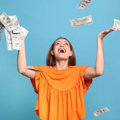 Foto de persona recibiendo una lluvia de dinero