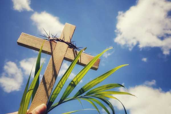 Cruz con una corona de espinas y un ramo típico de la Semana Santa