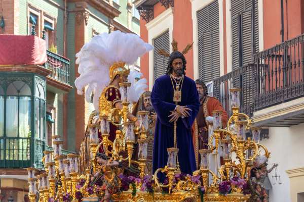 Estatuas de la pasión de Cristo durante una procesión de Semana Santa