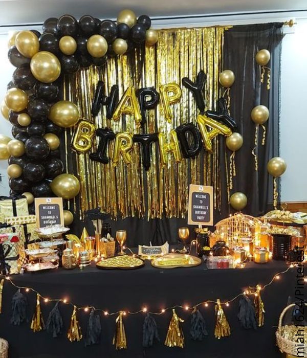 Foto decoración de cumpleaños dorada y negro.