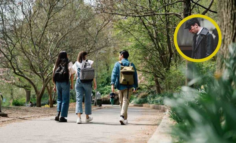 Qué significa que una persona camine mirando hacia abajo según la psicología