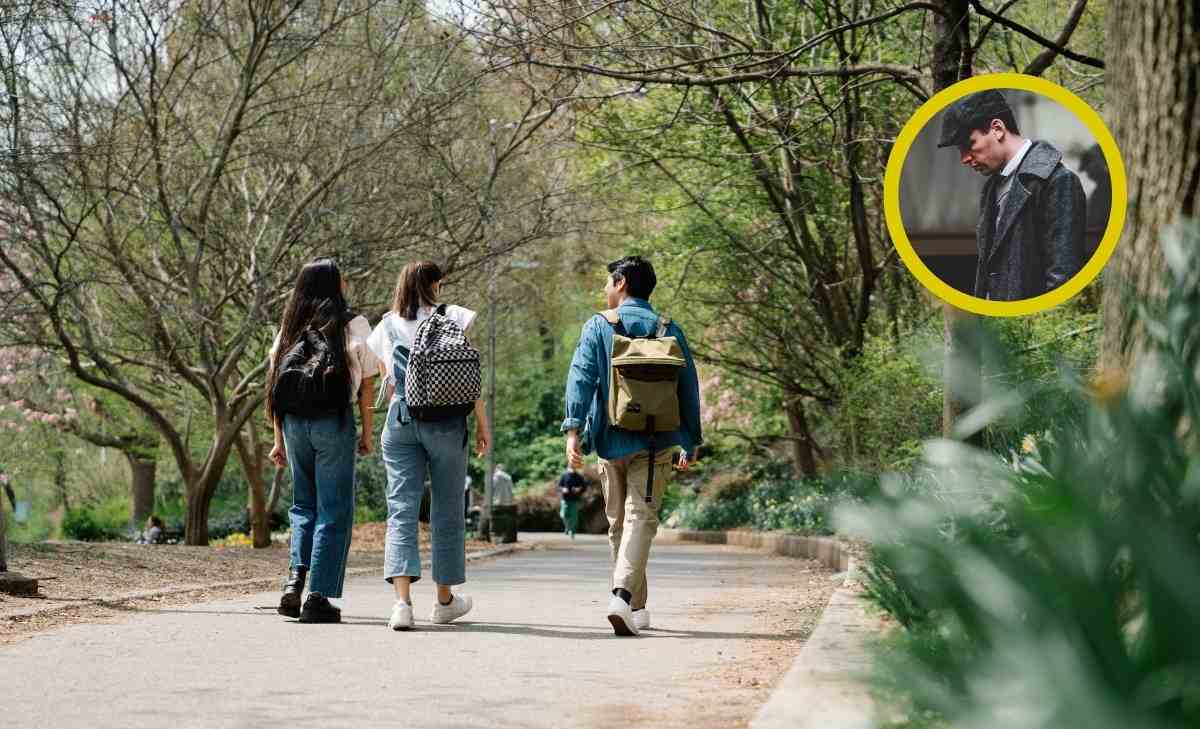 Qué significa que una persona camine mirando hacia abajo según la psicología