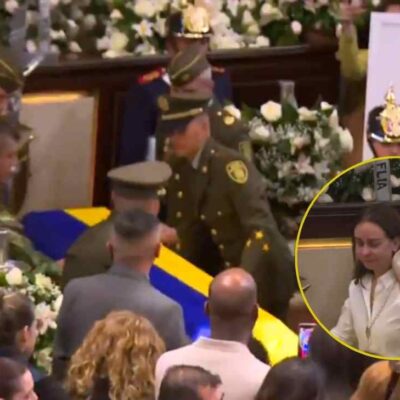 Familia de Miguel Uribe recibiendo el ataúd del senador