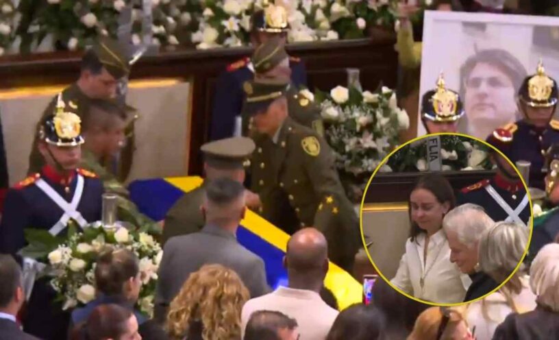 Familia de Miguel Uribe recibiendo el ataúd del senador
