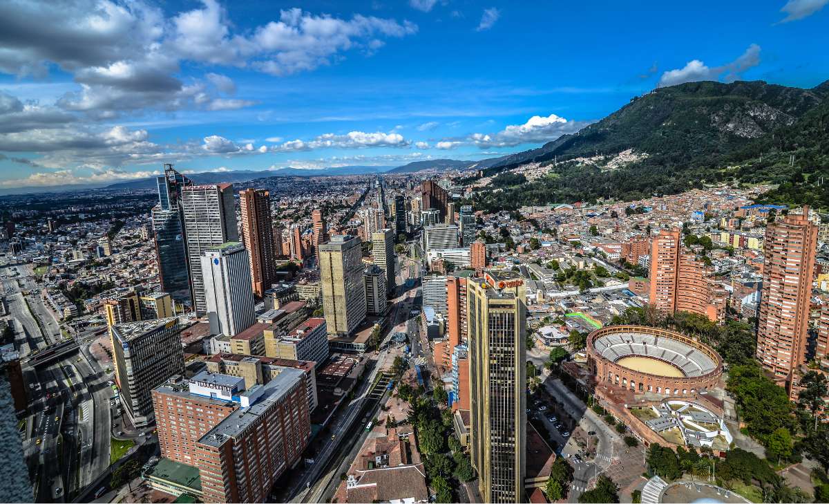 Foto del centro de Bogota donde se ven edificios y la plaza de toro