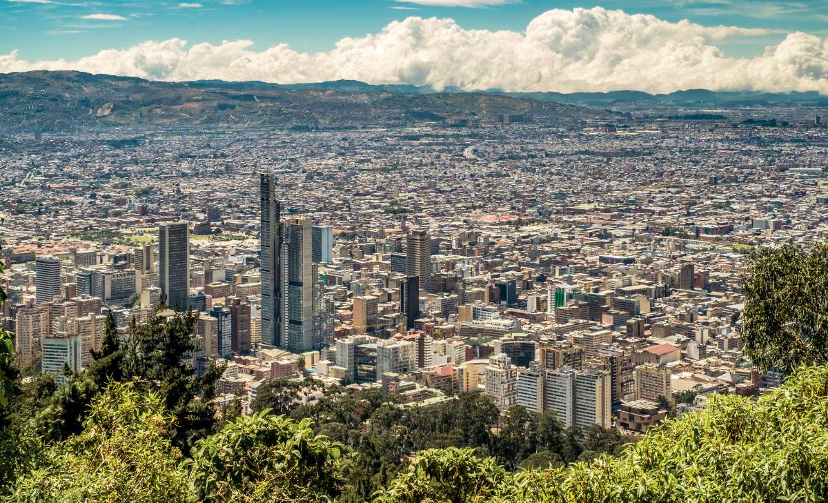 Foto en plano general de Bogotá desde los cerros orientales