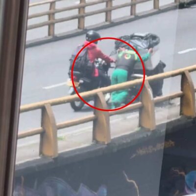 gesto de motociclista con vendedor ambulante