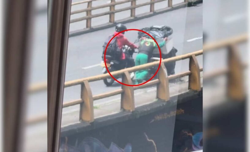 gesto de motociclista con vendedor ambulante