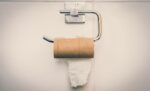 ¿El papel higiénico se bota en el sanitario o en la caneca de basura? Esto dijo el Acueducto de Bogotá