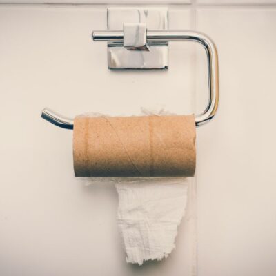 El papel higiénico se bota en el sanitario o en la caneca de basura