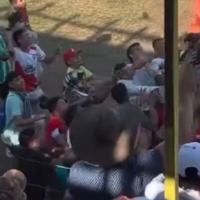 empresario lanzando billetes en corraleja en Sincelejo