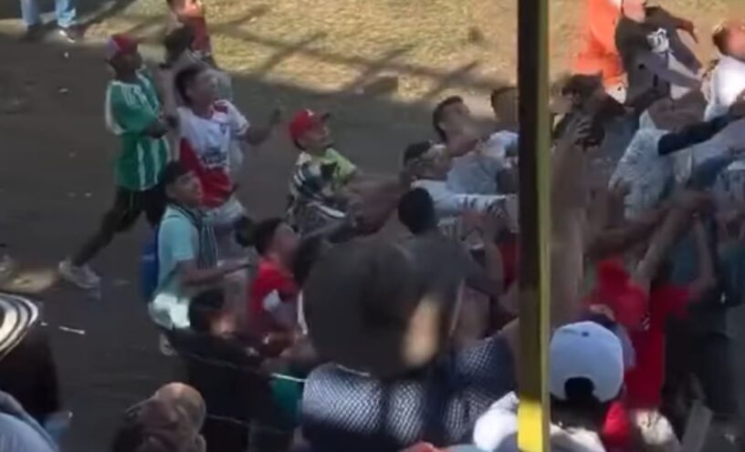 empresario lanzando billetes en corraleja en Sincelejo