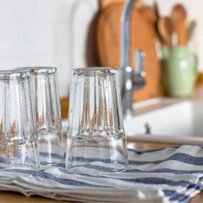 vasos boca abajo después de lavarlos