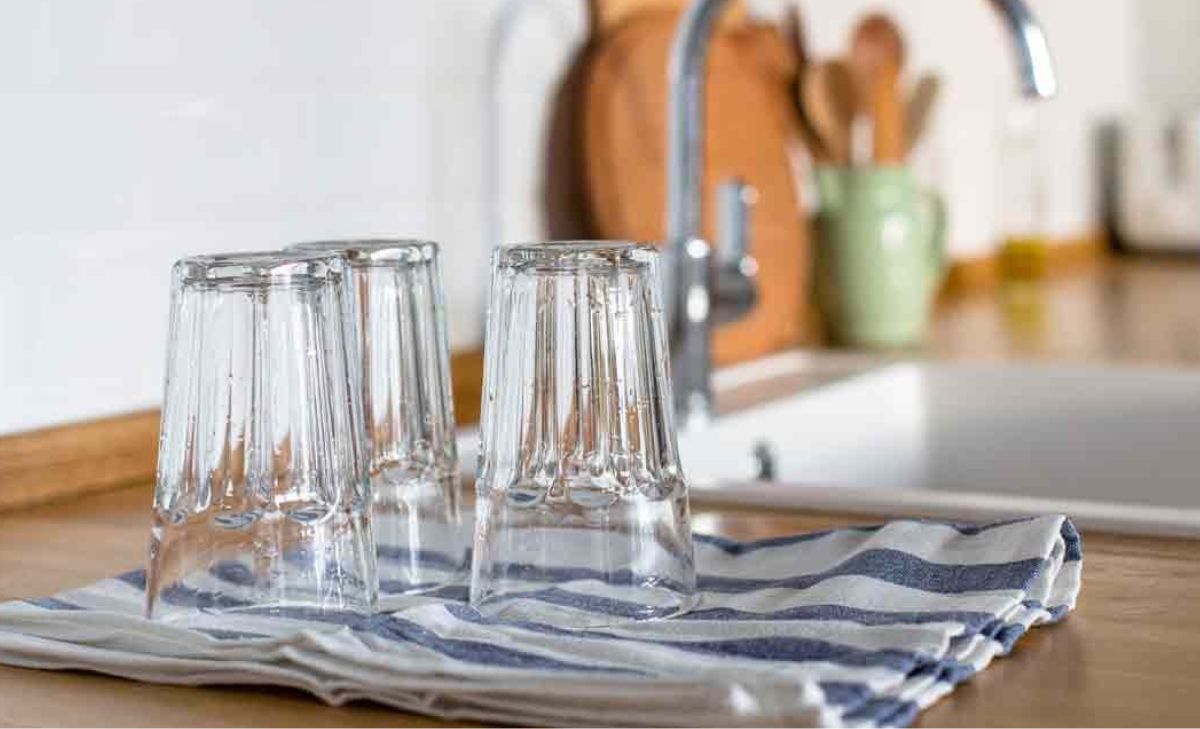 vasos boca abajo después de lavarlos