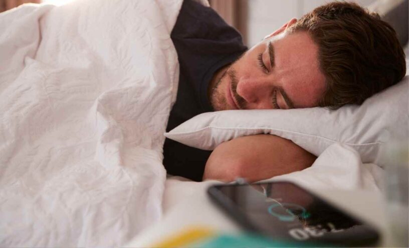 dónde poner en celular en las noches para evitar problemas de salud