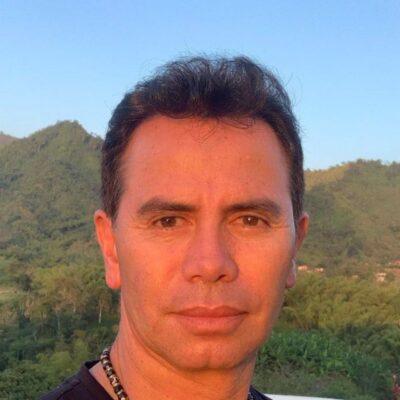 Fan de Jhonny Rivera se subió a la tarima