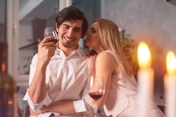 Foto de pareja tomando una copa de vino